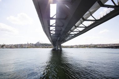 İstanbul Eminonu haliç köprüsü ve şehir manzarası. güneş ışığı