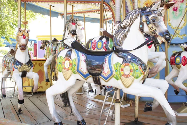 Merry-go-round mieren close-up. Kleurrijke paarden met patronen. Het draait om een centrum.. — Stockfoto