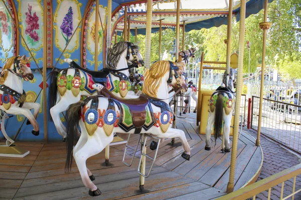 Merry-go-round mieren close-up. Kleurrijke paarden met patronen. Het draait om een centrum.. — Stockfoto