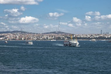 İstanbul 'da feribot seferleri İstanbul Boğazı' ndan yapılıyor. Geleneksel eski vapurlar. Arka planda bulutlu hava ve Anadolu tarafında.