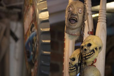 Kuru kafalar yakın plan. Ürkütücü dekoratif amaçlı. Asılı