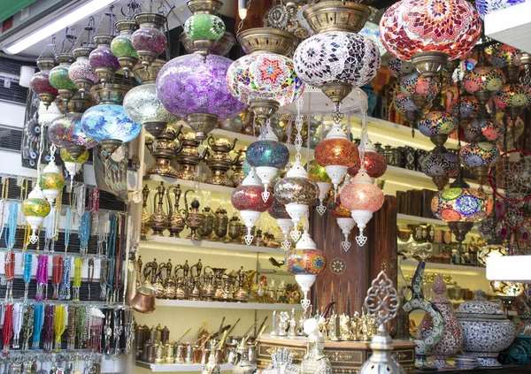 Lámparas otomanas tradicionales de primer plano. Un montón de mosaico de vidrio . — Foto de Stock