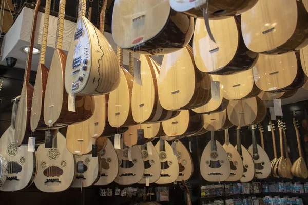 Instrumento musical oriental oud e baglama. Os instrumentos musicais foram retirados na loja . — Fotografia de Stock