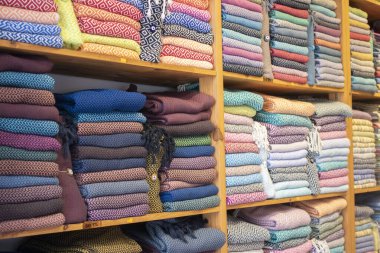 Birçok tasarım ve renge sarın. Satılık rafta. Geçildi..