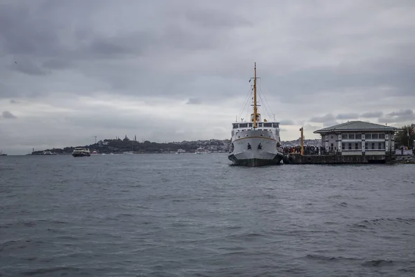 I Istanbul trafikerar färjorna Bosporen. Traditionella gamla ångfartyg. Molnväder i bakgrunden och den anatoliska sidan.I Istanbul trafikerar färjorna Bosporen. Traditionell gammal — Stockfoto