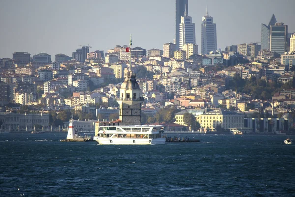 W Stambule promy kursują na linii Bosfor. Tradycyjne stare parowce. Chmura w tle i po stronie anatolijskiej. — Zdjęcie stockowe