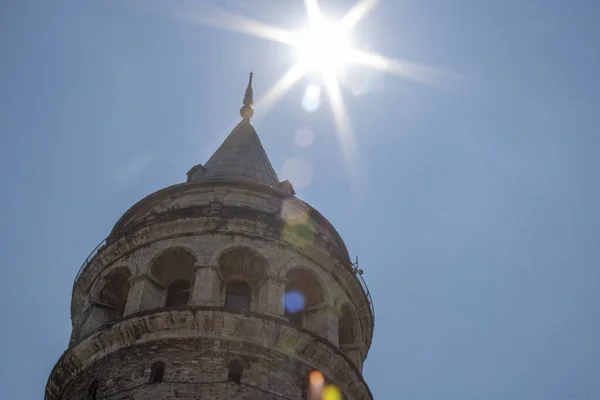 Schießen vom Fuße des Galata-Turms aus. Sonnenlicht schießt den Hügel hinunter. — Stockfoto