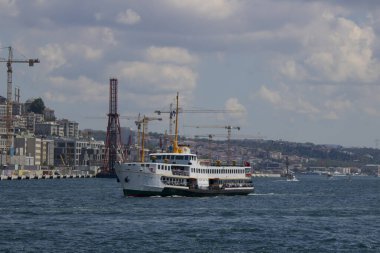 Şehir manzarası ve vapur. Gün batımında çekilmiş..