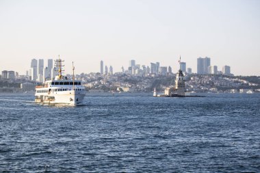 Maiden 's Tower ve vapurlu şehir manzarası. Alınmıştı.