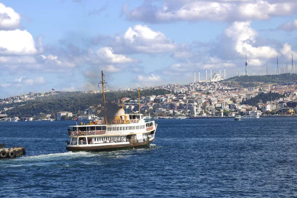 À Istanbul, des ferries opèrent sur la ligne Bosphore. Traditionnel — Photo