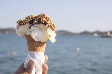 Limonlu ve vanilyalı dondurma. Denizin yakın plan arkaplanı.