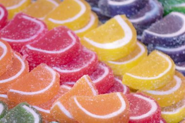 Tatlı jöleli şekerler, yakın plan. Üzerinde şeker kristalleri var..