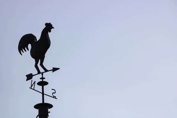 Wind rooster silhouette on metallic roof — Stock Photo, Image