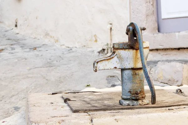 Ancienne pompe à eau historique. Pris du côté gauche . — Photo