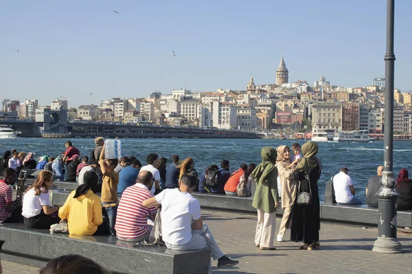 Stambuł, Turcja - wrzesień-14 2019: Plac Eminonu i Wieża Galata. Ludzie siedzący i robiący zdjęcia chodzący po placu. — Zdjęcie stockowe