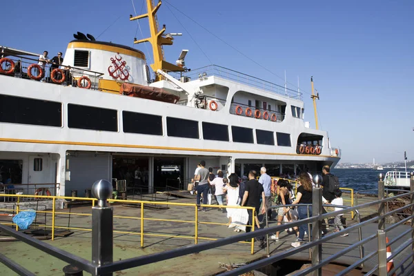 İstanbul, Türkiye - Eylül-14. 2019: Feribot yolcuları ayrıldı. İnsanlar gemiyle seyahat ediyor..