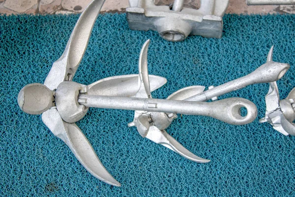 Mağazanın önündeki küçük kano çapalarını kapatın..