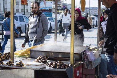 İstanbul, Türkiye - Ekim-6-2019: Tezgahta abur cubur yiyecekler haşlandı. Kestaneler ızgarada pişiyor. İstanbul 'un geleneksel satıcıları.