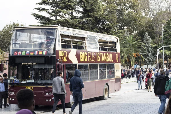 İstanbul, Türkiye - Ekim-Ekim-6 2019: Turistler için belediye turizm otobüsü. Şehrin büyük merkezlerini ziyaret eder..