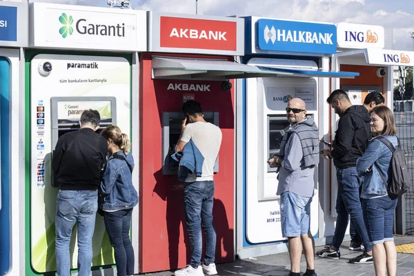 Estambul, Turquía - Octubre-6,2019: 3 cajeros automáticos bancarios en Turquía.3 cajeros automáticos bancarios en Turquía. Personas que retiran dinero . — Foto de Stock