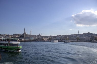 İstanbul, Türkiye - Ekim-6-2019: Eminonu camii ve buharlı gemi camiinin yakın görüntüsü.