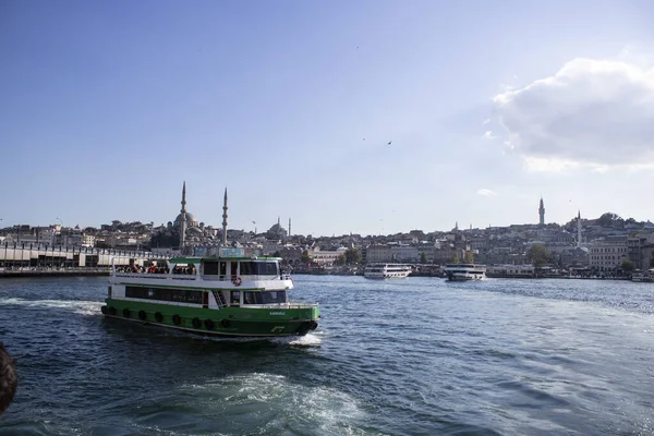 İstanbul, Türkiye - Ekim-6-2019: Eminonu camii ve buharlı gemi camiinin yakın görüntüsü.