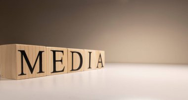 Medya metni yazan tahta küpleri kapatın. Beyaz arkaplan ve spot ışığı. Kapat..