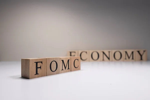 FOMC Συνάντηση Λεπτά λέξη πάνω από Candlestick διάγραμμα Forex φόντο. Κλείσε.. — Φωτογραφία Αρχείου
