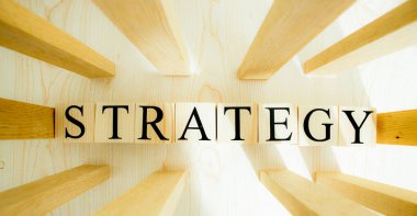 Tahta küplerle ilgili strateji metni. Dikey çizgiler var. Kavram.