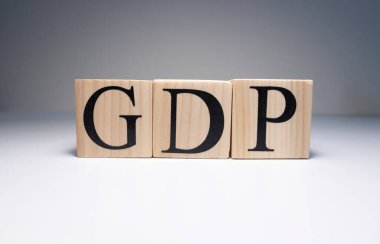Beyaz arkaplanda spot ışığı altında Gdp sözcüğü.