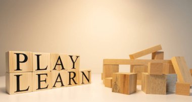 Kendi markanı yap. Tahta harf küpleriyle damgalanmış bir kelime. Kapat..