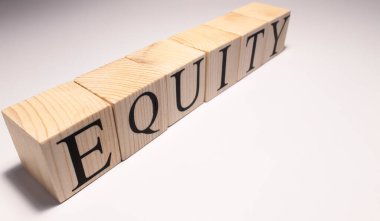 Tahta harf küplerinden eş kelime. Arka planda spot ışığı.