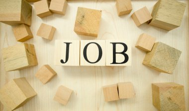 Tahta küplerle ilgili iş metni. Dikey çizgiler var. Kavram.