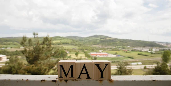 Palabra Puede Cubos Madera Concepto Primavera Cielo Nublado Montañas Fondo —  Fotos de Stock