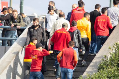 İstanbul, Türkiye - Ekim-27. 2019: Galatasaray taraftarları Türkiye 'nin en eski takımının sokaklarında yürüyor.
