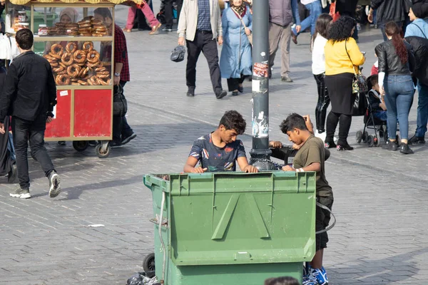 Istanbul Turquie Octobre 2019 Enfants Recherche Nourriture Dans Une Poubelle — Photo