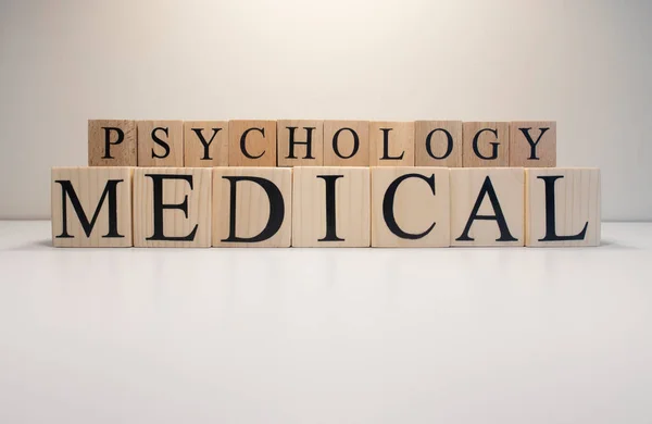 来自木制立方体的医学心理学文本 心理学这个术语 靠近点 — 图库照片