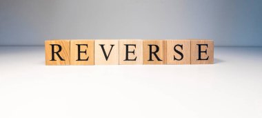 Tahta küplerden ters metin. Fotoğraf beyaz arkaplanda spot ışıklarıyla çekildi..