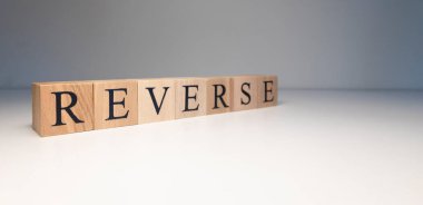 Tahta küplerden ters metin. Fotoğraf beyaz arkaplanda spot ışıklarıyla çekildi..