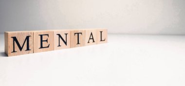 Ahşap küplerden akıl sağlığı metni. Fotoğraf beyaz arka planda spot ışıklarıyla çekildi. Sağlık hakkında kutsanmış.