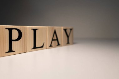 Tahta küplerden kelime oyunu. Spot ışığı ve beyaz arka plan. Çocuklar için eğitim ve eğlence konsepti.