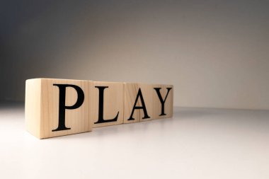 Tahta küplerden kelime oyunu. Spot ışığı ve beyaz arka plan. Çocuklar için eğitim ve eğlence konsepti.