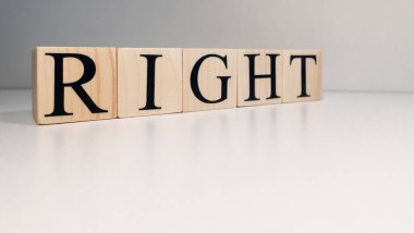 Tahta küplerden çıkan kelime. Leke ışığı ve beyaz arkaplan.