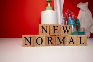 Yüz maskesiyle ilgili yeni normal kelime, dezenfektan ve eldiven. Yeni normal kavram.