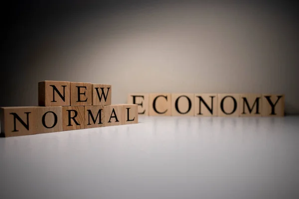 Nieuwe Normale Economie Tekst Van Houten Kubussen Nieuwe Economische Orde — Stockfoto
