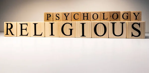 来自木制立方体的宗教心理学文本。心理学专业一词. — 图库照片
