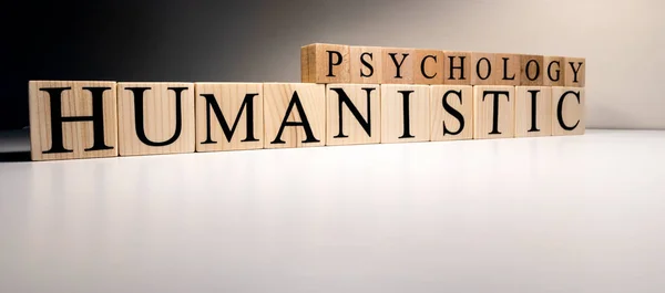 Texto de psicología humanística de cubos de madera. El término psicología profesión . — Foto de Stock