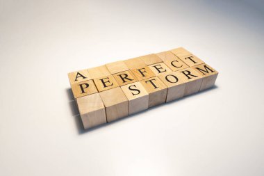 Kötü ve olumsuz olaylar için, mükemmel bir fırtına, açıklama. Beyaz arkaplandaki tahta küplerden alınmış..