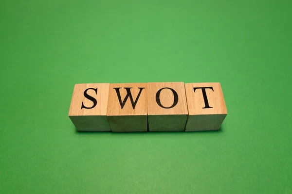 Mot Swot Fait Cubes Bois Fond Est Vert Photographié Studio — Photo