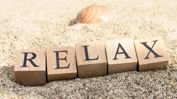 Tahta küplerden rahatla. Kumsala yakın çekim. Yazın çekilmiş..